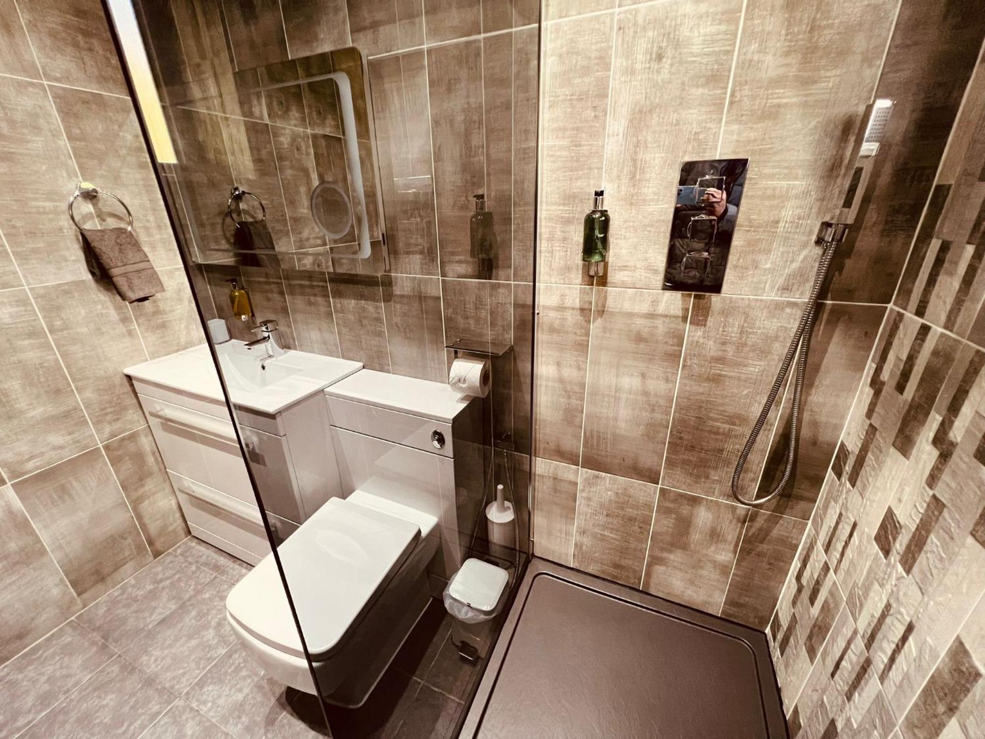 Modern Suites -5 Bedroom House- With Free Parking Birmingham City Dış mekan fotoğraf